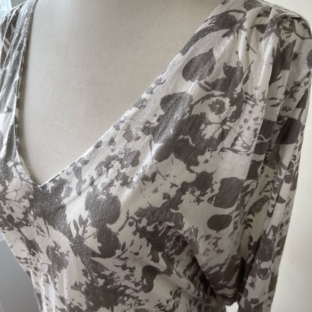 𝅺anthropologie Post stamp v-neck floral drop back tie  3/4 sleeve top Large - Picture 3 of 11